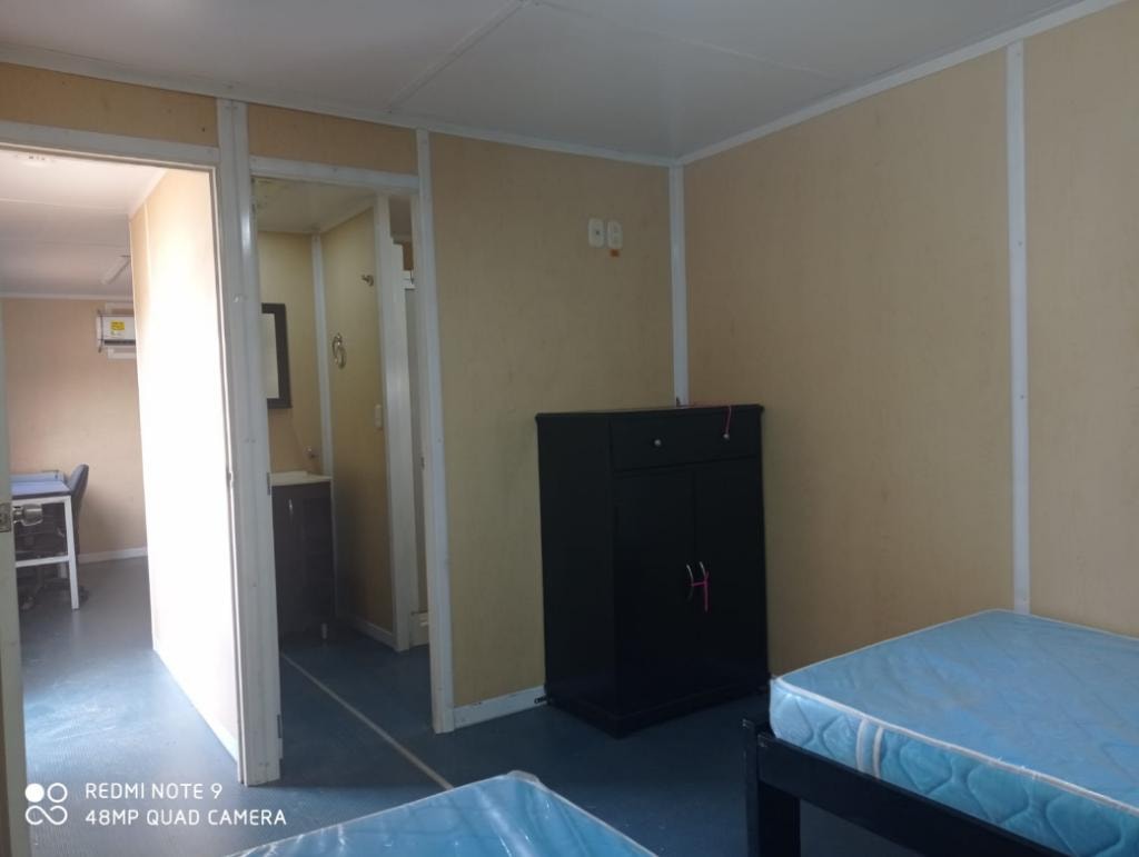 Interior de dormitorio con camarotes y lockers